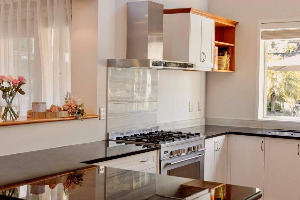 Modern Lifestyle Retreat With Stunning City View Auckland Eksteriør billede