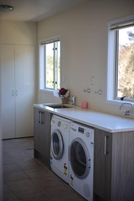 Modern Lifestyle Retreat With Stunning City View Auckland Eksteriør billede