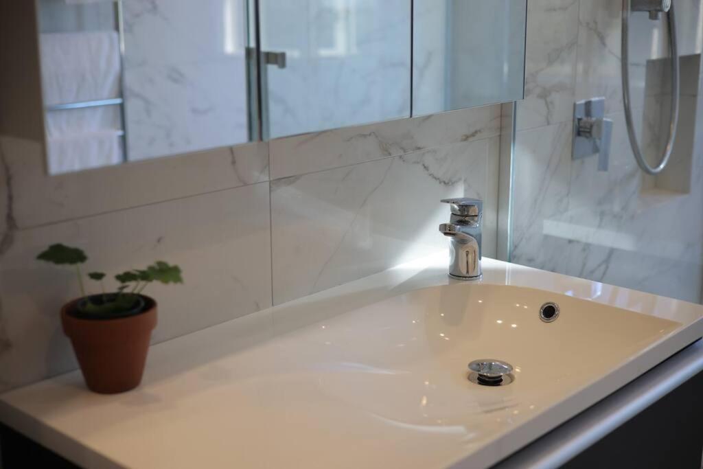 Modern Lifestyle Retreat With Stunning City View Auckland Eksteriør billede